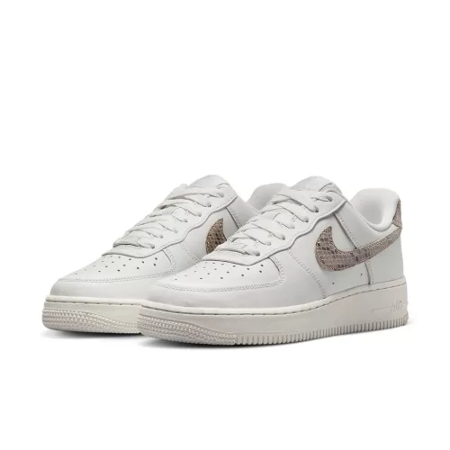 Nike Air Force 1 Low '07 Snakeskin Phantom dámske nízke streetové tenisky slonovinové-lomené biele — produktová fotografia na bielom pozadí, bočný pohľad