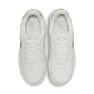 Nike Air Force 1 Low '07 Snakeskin Phantom dámske nízke streetové tenisky slonovinové-lomené biele — produktová fotografia na bielom pozadí, bočný pohľad