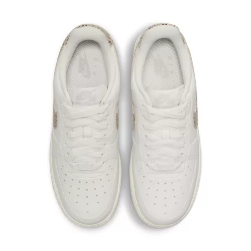 Nike Air Force 1 Low '07 Snakeskin Phantom dámske nízke streetové tenisky slonovinové-lomené biele — produktová fotografia na bielom pozadí, bočný pohľad