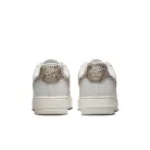 Nike Air Force 1 Low '07 Snakeskin Phantom dámske nízke streetové tenisky slonovinové-lomené biele — produktová fotografia na bielom pozadí, bočný pohľad