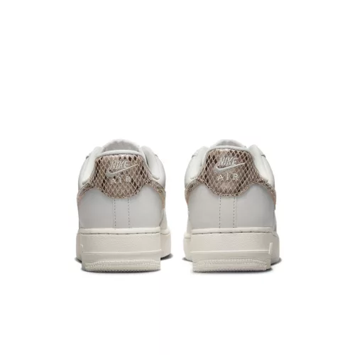 Nike Air Force 1 Low '07 Snakeskin Phantom dámske nízke streetové tenisky slonovinové-lomené biele — produktová fotografia na bielom pozadí, bočný pohľad