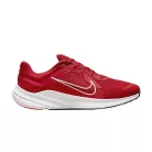 Nike Quest 5 'University Red' dámske nízke streetové tenisky červené — produktová fotografia na bielom pozadí, bočný pohľad