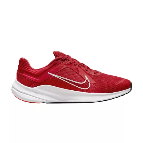 Nike Quest 5 'University Red' dámske nízke streetové tenisky červené — produktová fotografia na bielom pozadí, bočný pohľad