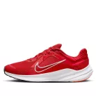 Nike Quest 5 'University Red' dámske nízke streetové tenisky červené — produktová fotografia na bielom pozadí, bočný pohľad