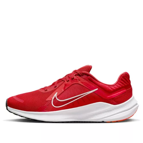 Nike Quest 5 'University Red' dámske nízke streetové tenisky červené — produktová fotografia na bielom pozadí, bočný pohľad