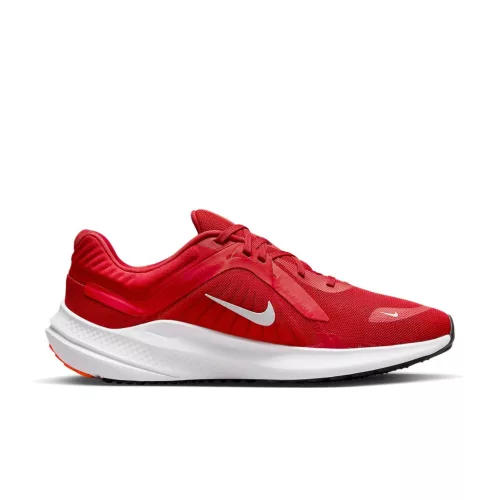 Nike Quest 5 'University Red' dámske nízke streetové tenisky červené — produktová fotografia na bielom pozadí, bočný pohľad