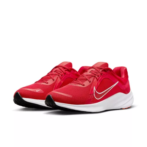 Nike Quest 5 'University Red' dámske nízke streetové tenisky červené — produktová fotografia na bielom pozadí, bočný pohľad