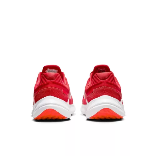 Nike Quest 5 'University Red' dámske nízke streetové tenisky červené — produktová fotografia na bielom pozadí, bočný pohľad