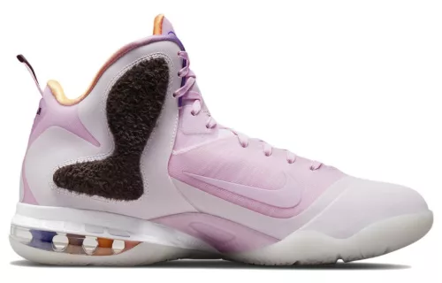 Nike LeBron 9 King of LA nízke basketbalové tenisky ružové — produktová fotografia na bielom pozadí, bočný pohľad