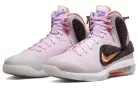 Nike LeBron 9 King of LA nízke basketbalové tenisky ružové — produktová fotografia na bielom pozadí, bočný pohľad