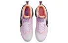 Nike LeBron 9 King of LA nízke basketbalové tenisky ružové — produktová fotografia na bielom pozadí, bočný pohľad