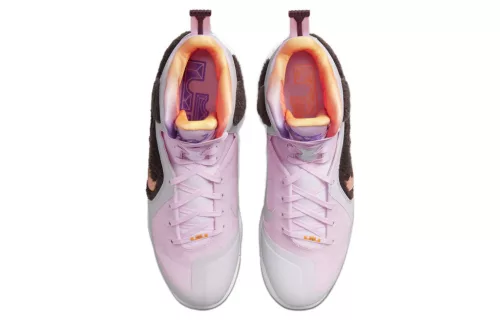 Nike LeBron 9 King of LA nízke basketbalové tenisky ružové — produktová fotografia na bielom pozadí, bočný pohľad