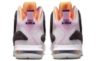 Nike LeBron 9 King of LA nízke basketbalové tenisky ružové — produktová fotografia na bielom pozadí, bočný pohľad