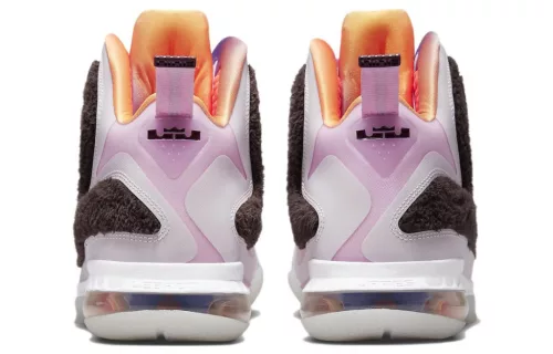 Nike LeBron 9 King of LA nízke basketbalové tenisky ružové — produktová fotografia na bielom pozadí, bočný pohľad