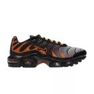 Air Max Plus GS 'Black Team Orange' nízke streetové tenisky čierne-oranžové — produktová fotografia na bielom pozadí, bočný pohľad