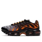 Air Max Plus GS 'Black Team Orange' nízke streetové tenisky čierne-oranžové — produktová fotografia na bielom pozadí, bočný pohľad