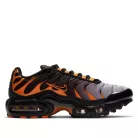 Air Max Plus GS 'Black Team Orange' nízke streetové tenisky čierne-oranžové — produktová fotografia na bielom pozadí, bočný pohľad