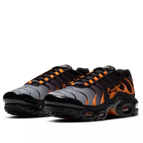 Air Max Plus GS 'Black Team Orange' nízke streetové tenisky čierne-oranžové — produktová fotografia na bielom pozadí, bočný pohľad