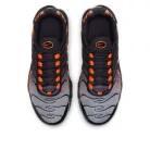 Air Max Plus GS 'Black Team Orange' nízke streetové tenisky čierne-oranžové — produktová fotografia na bielom pozadí, bočný pohľad