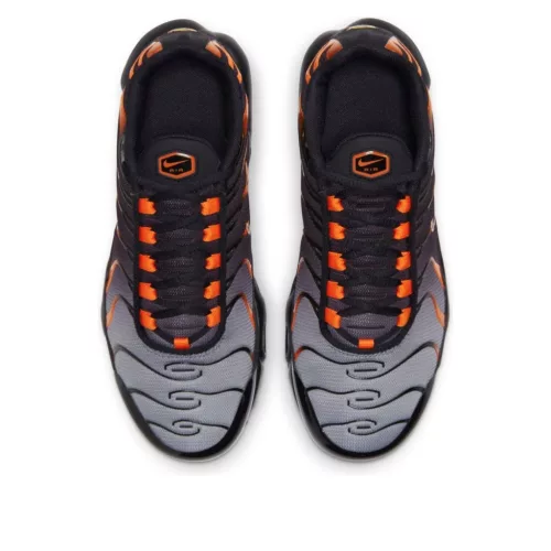 Air Max Plus GS 'Black Team Orange' nízke streetové tenisky čierne-oranžové — produktová fotografia na bielom pozadí, bočný pohľad
