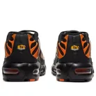 Air Max Plus GS 'Black Team Orange' nízke streetové tenisky čierne-oranžové — produktová fotografia na bielom pozadí, bočný pohľad