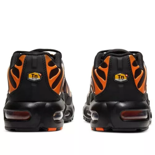 Air Max Plus GS 'Black Team Orange' nízke streetové tenisky čierne-oranžové — produktová fotografia na bielom pozadí, bočný pohľad