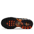 Air Max Plus GS 'Black Team Orange' nízke streetové tenisky čierne-oranžové — produktová fotografia na bielom pozadí, bočný pohľad