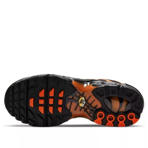 Air Max Plus GS 'Black Team Orange' nízke streetové tenisky čierne-oranžové — produktová fotografia na bielom pozadí, bočný pohľad