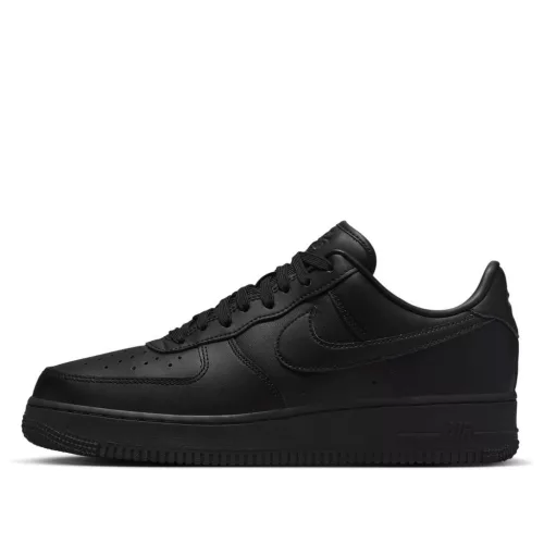 Nike Air Force 1 Low '07 Fresh Black Anthracite nízke streetové tenisky čierne-tmavosivé — produktová fotografia na bielom pozadí, bočný pohľad