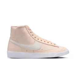 Nike Blazer Mid '77 Next Nature Guava Ice Sail dámske polovysoké streetové tenisky lomené biele — produktová fotografia na bielom pozadí, bočný pohľad