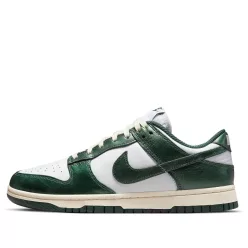 Nike Dunk Low Vintage Green dámske nízke streetové tenisky zelené — produktová fotografia na bielom pozadí, bočný pohľad