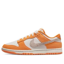 Nike Dunk Low AS Safari Swoosh Kumquat nízke streetové tenisky — produktová fotografia na bielom pozadí, bočný pohľad