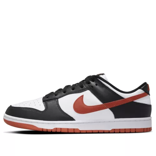 Nike Dunk Low Retro Dragon Red nízke streetové tenisky čierne-červené — produktová fotografia na bielom pozadí, bočný pohľad