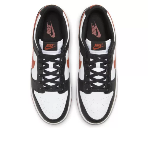 Nike Dunk Low Retro Dragon Red nízke streetové tenisky čierne-červené — produktová fotografia na bielom pozadí, bočný pohľad