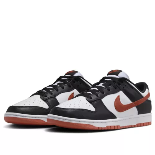Nike Dunk Low Retro Dragon Red nízke streetové tenisky čierne-červené — produktová fotografia na bielom pozadí, bočný pohľad
