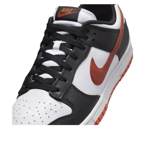 Nike Dunk Low Retro Dragon Red nízke streetové tenisky čierne-červené — produktová fotografia na bielom pozadí, bočný pohľad