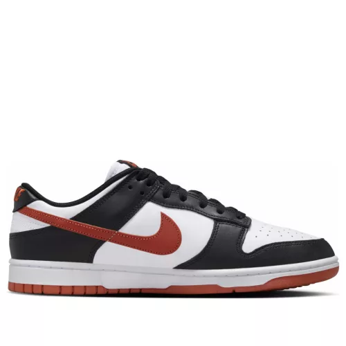 Nike Dunk Low Retro Dragon Red nízke streetové tenisky čierne-červené — produktová fotografia na bielom pozadí, bočný pohľad
