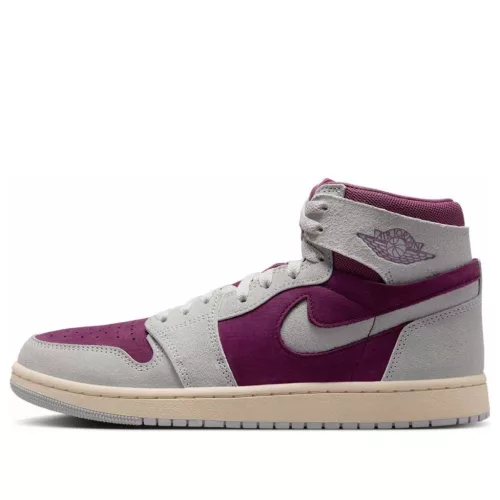 Jordan 1 High Zoom Air CMFT 2 Bordeaux dámske vysoké streetové tenisky — produktová fotografia na bielom pozadí, bočný pohľad