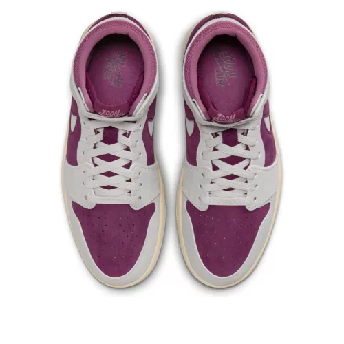 Jordan 1 High Zoom Air CMFT 2 Bordeaux dámske vysoké streetové tenisky — produktová fotografia na bielom pozadí, bočný pohľad