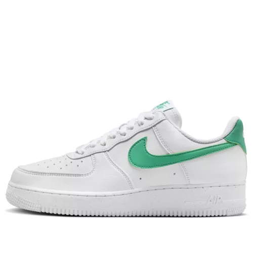 Nike Air Force 1 '07 Next Nature White Stadium Green dámske nízke streetové tenisky biele-zelené — produktová fotografia na bielom pozadí, bočný pohľad
