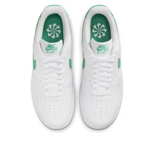 Nike Air Force 1 '07 Next Nature White Stadium Green dámske nízke streetové tenisky biele-zelené — produktová fotografia na bielom pozadí, bočný pohľad