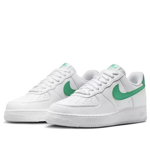 Nike Air Force 1 '07 Next Nature White Stadium Green dámske nízke streetové tenisky biele-zelené — produktová fotografia na bielom pozadí, bočný pohľad