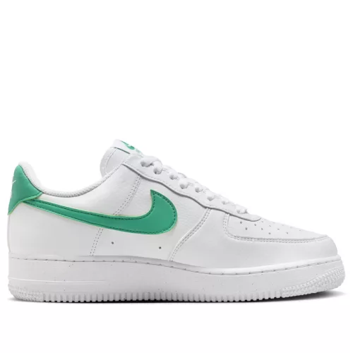 Nike Air Force 1 '07 Next Nature White Stadium Green dámske nízke streetové tenisky biele-zelené — produktová fotografia na bielom pozadí, bočný pohľad
