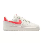 Nike Air Force 1 '07 Next Nature Sail Hot Lava dámske nízke streetové tenisky lomené biele — produktová fotografia na bielom pozadí, bočný pohľad
