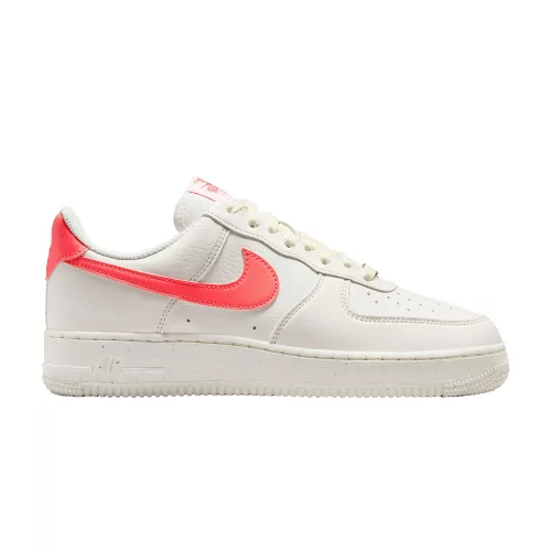 Nike Air Force 1 '07 Next Nature Sail Hot Lava dámske nízke streetové tenisky lomené biele — produktová fotografia na bielom pozadí, bočný pohľad