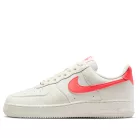 Nike Air Force 1 '07 Next Nature Sail Hot Lava dámske nízke streetové tenisky lomené biele — produktová fotografia na bielom pozadí, bočný pohľad