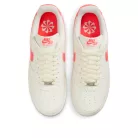 Nike Air Force 1 '07 Next Nature Sail Hot Lava dámske nízke streetové tenisky lomené biele — produktová fotografia na bielom pozadí, bočný pohľad