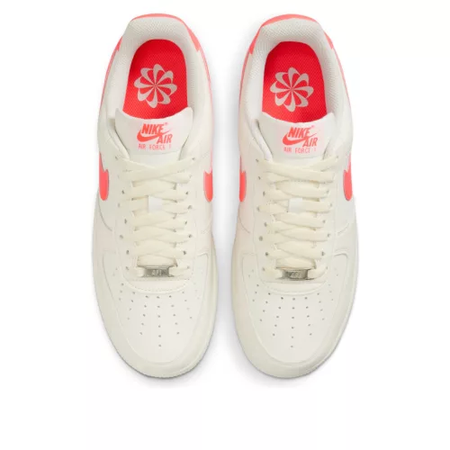 Nike Air Force 1 '07 Next Nature Sail Hot Lava dámske nízke streetové tenisky lomené biele — produktová fotografia na bielom pozadí, bočný pohľad
