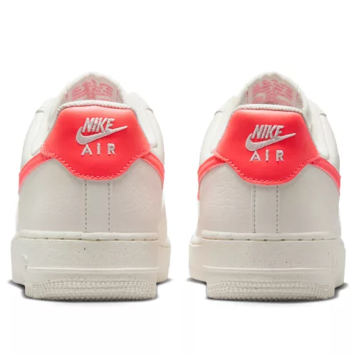 Nike Air Force 1 '07 Next Nature Sail Hot Lava dámske nízke streetové tenisky lomené biele — produktová fotografia na bielom pozadí, bočný pohľad