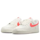 Nike Air Force 1 '07 Next Nature Sail Hot Lava dámske nízke streetové tenisky lomené biele — produktová fotografia na bielom pozadí, bočný pohľad
